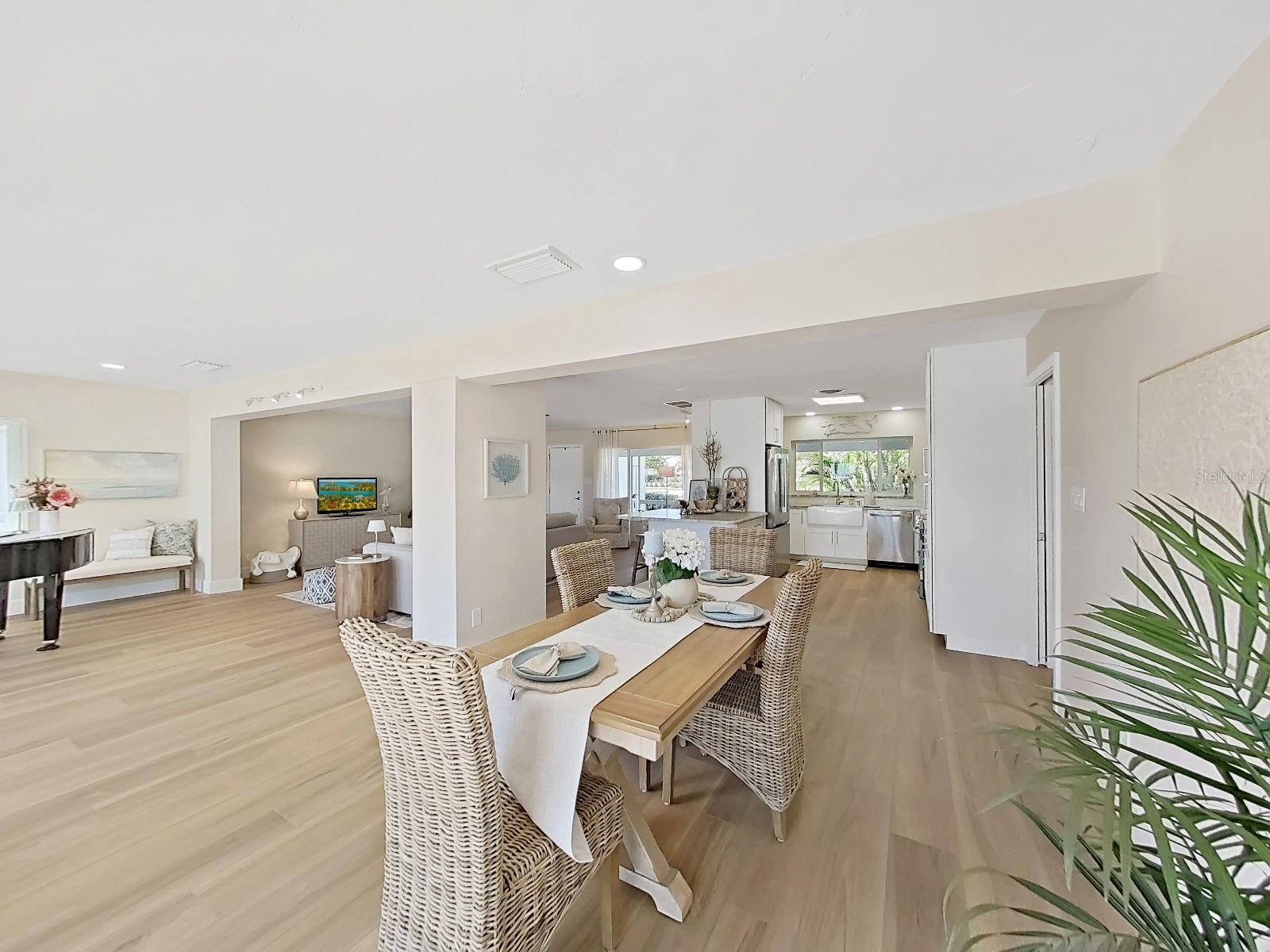 Listing photo id 21 for 339 Bath Club Boulevard S