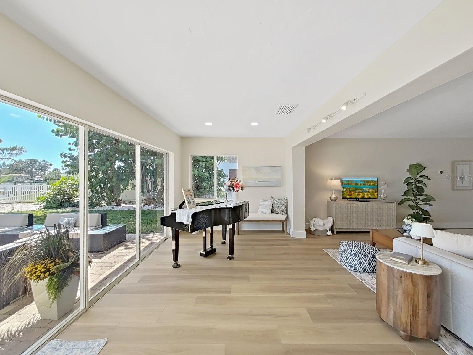 Listing photo id 22 for 339 Bath Club Boulevard S