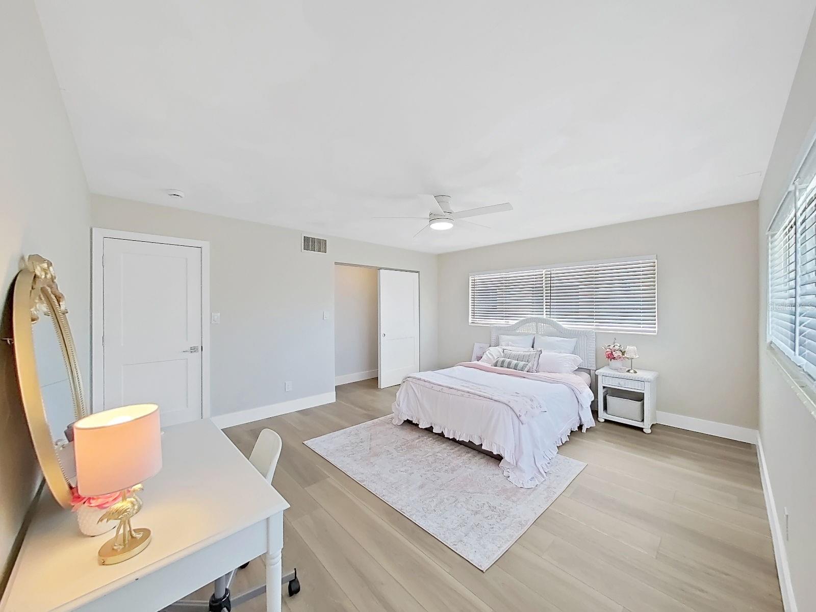 Listing photo id 24 for 339 Bath Club Boulevard S