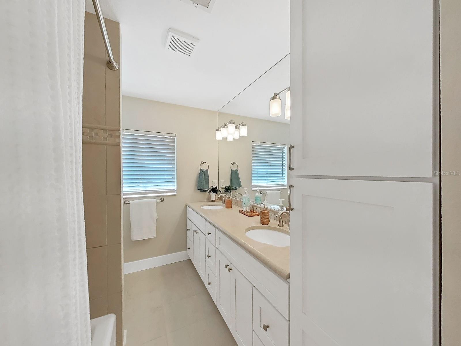 Listing photo id 25 for 339 Bath Club Boulevard S