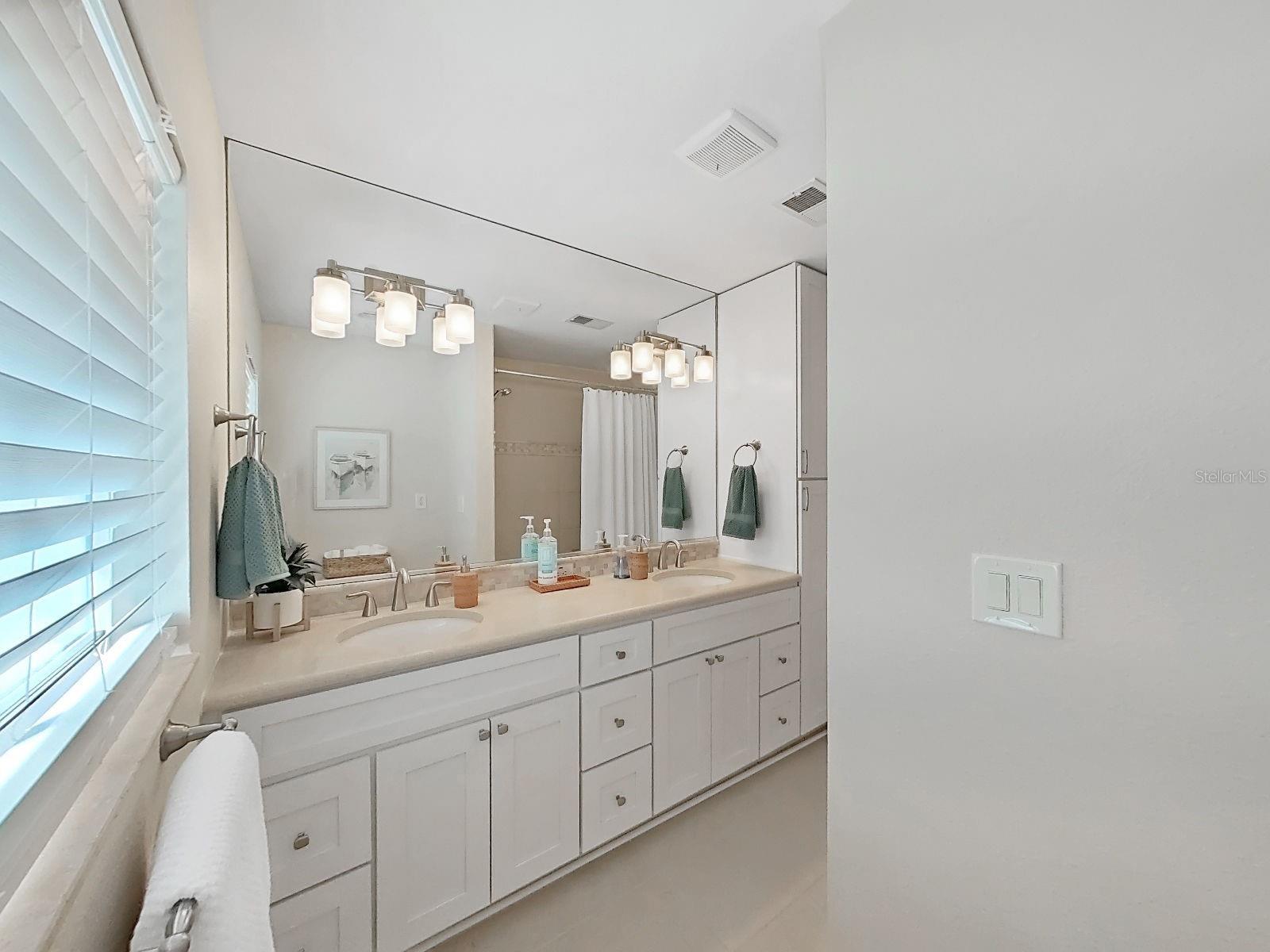 Listing photo id 26 for 339 Bath Club Boulevard S