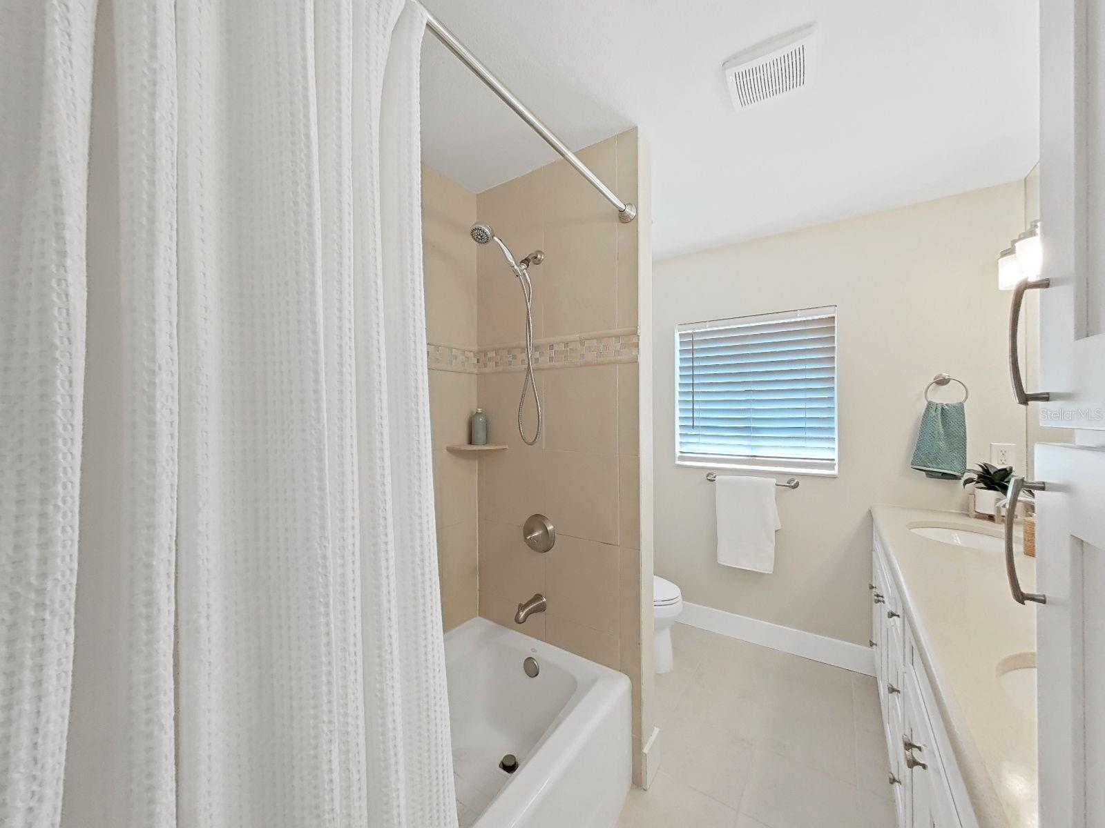 Listing photo id 27 for 339 Bath Club Boulevard S