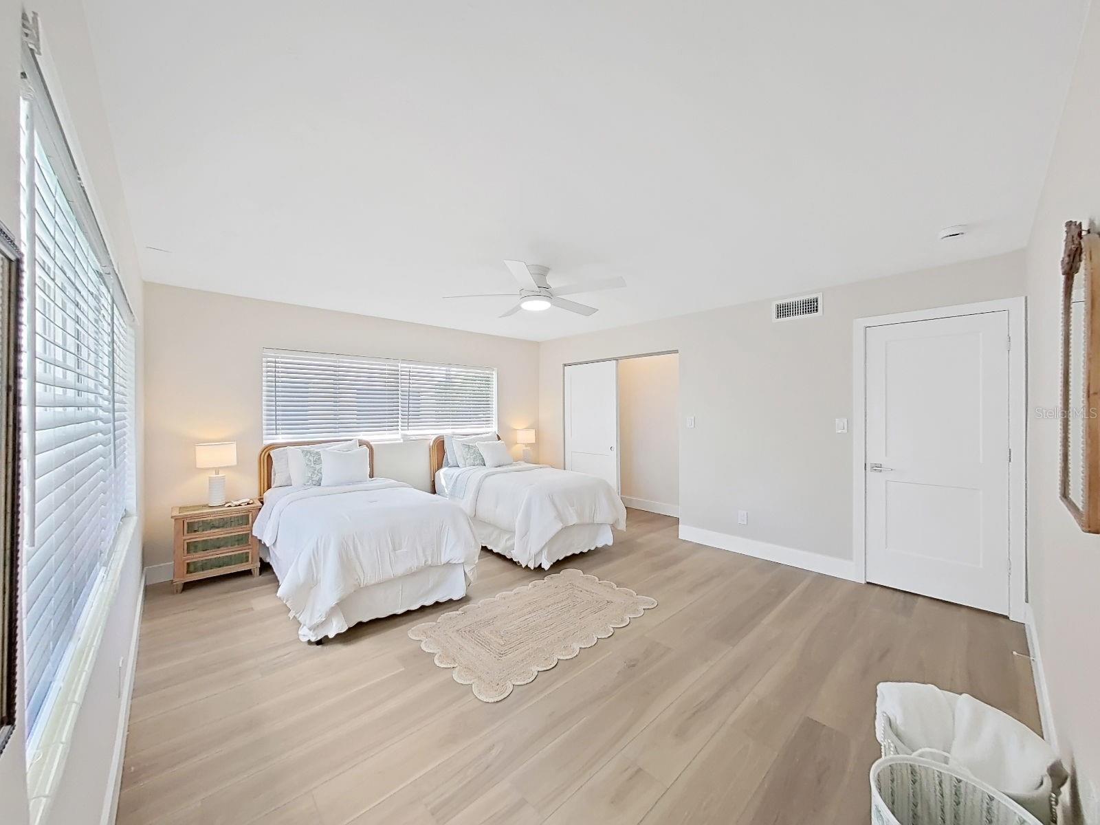 Listing photo id 29 for 339 Bath Club Boulevard S