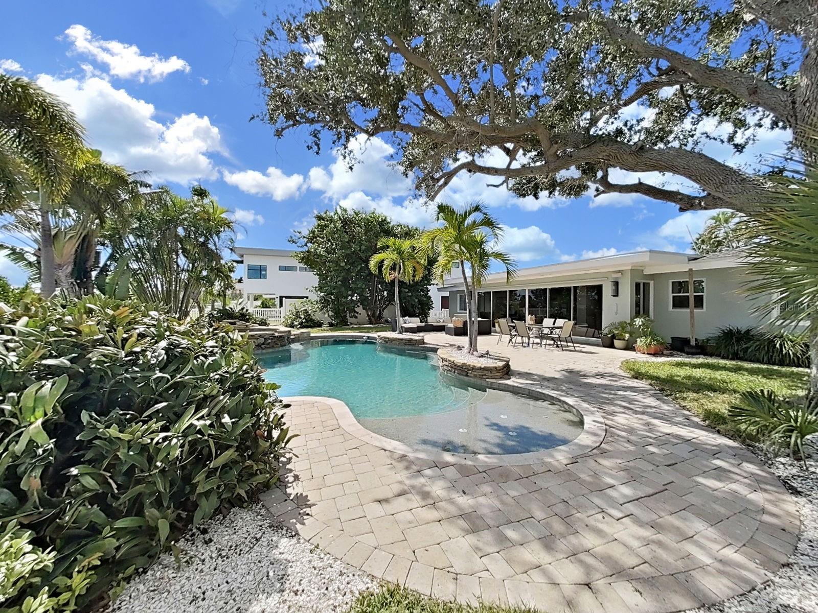 Listing photo id 38 for 339 Bath Club Boulevard S