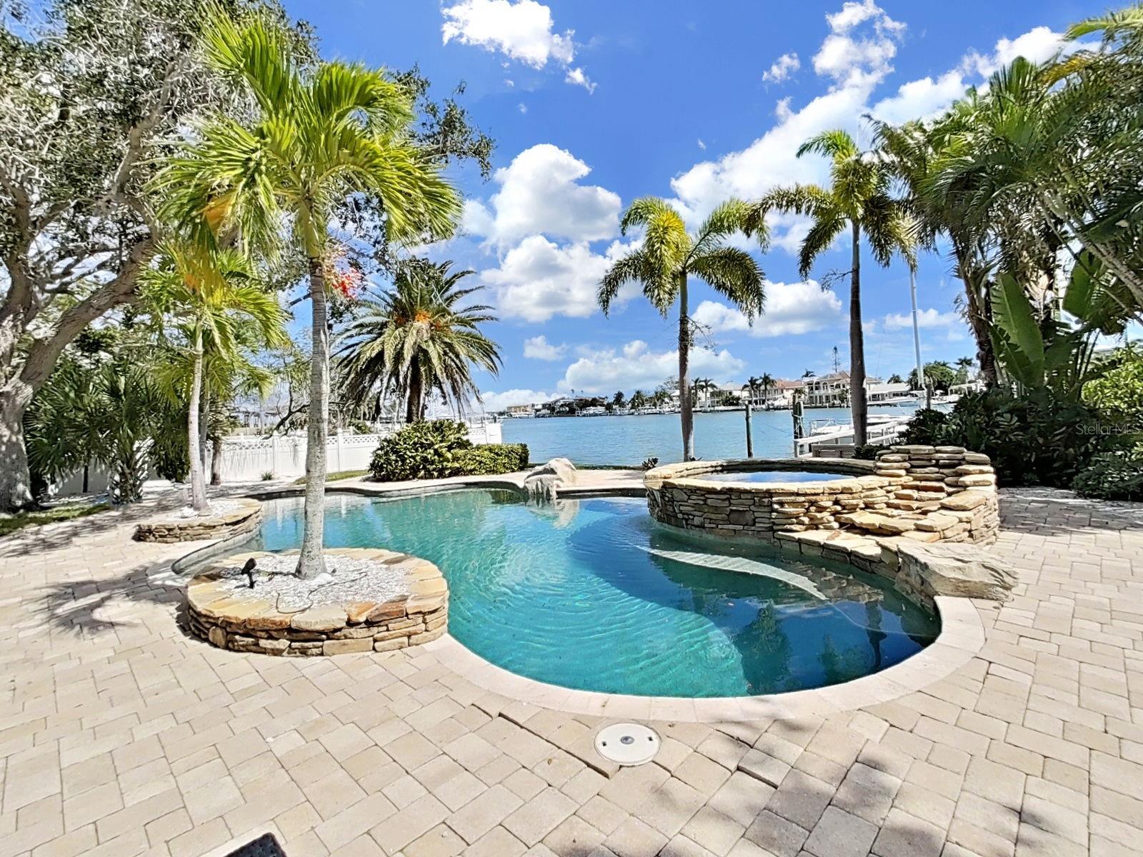 Listing photo id 39 for 339 Bath Club Boulevard S