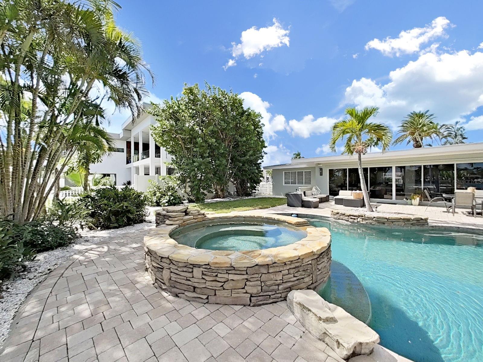 Listing photo id 40 for 339 Bath Club Boulevard S