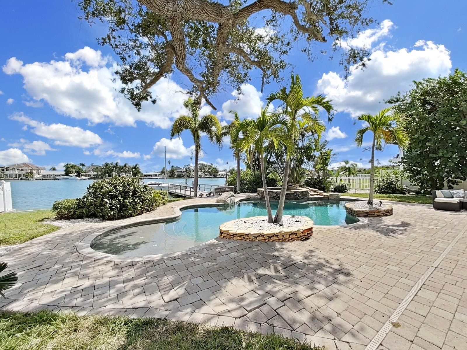 Listing photo id 41 for 339 Bath Club Boulevard S