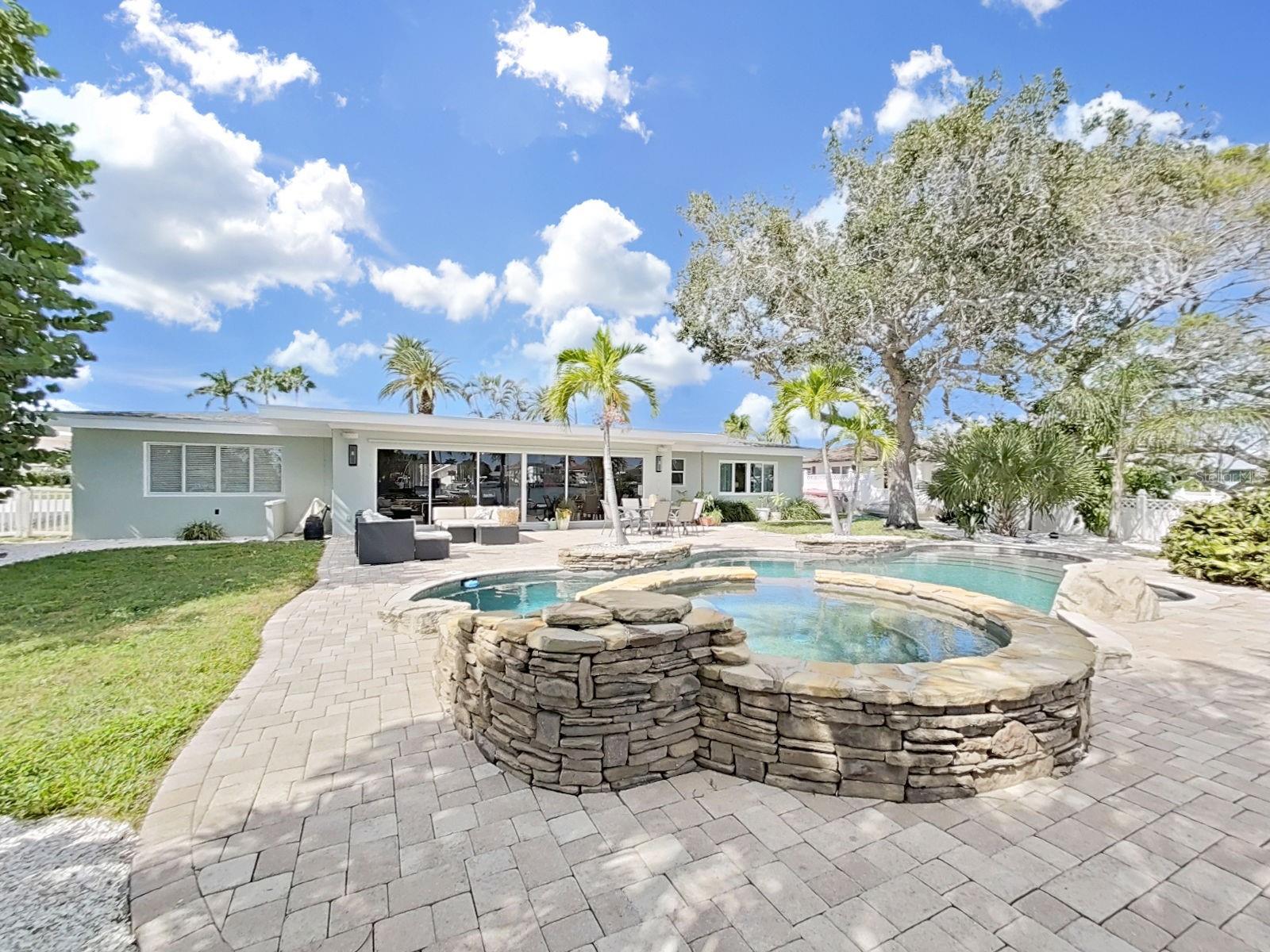Listing photo id 42 for 339 Bath Club Boulevard S