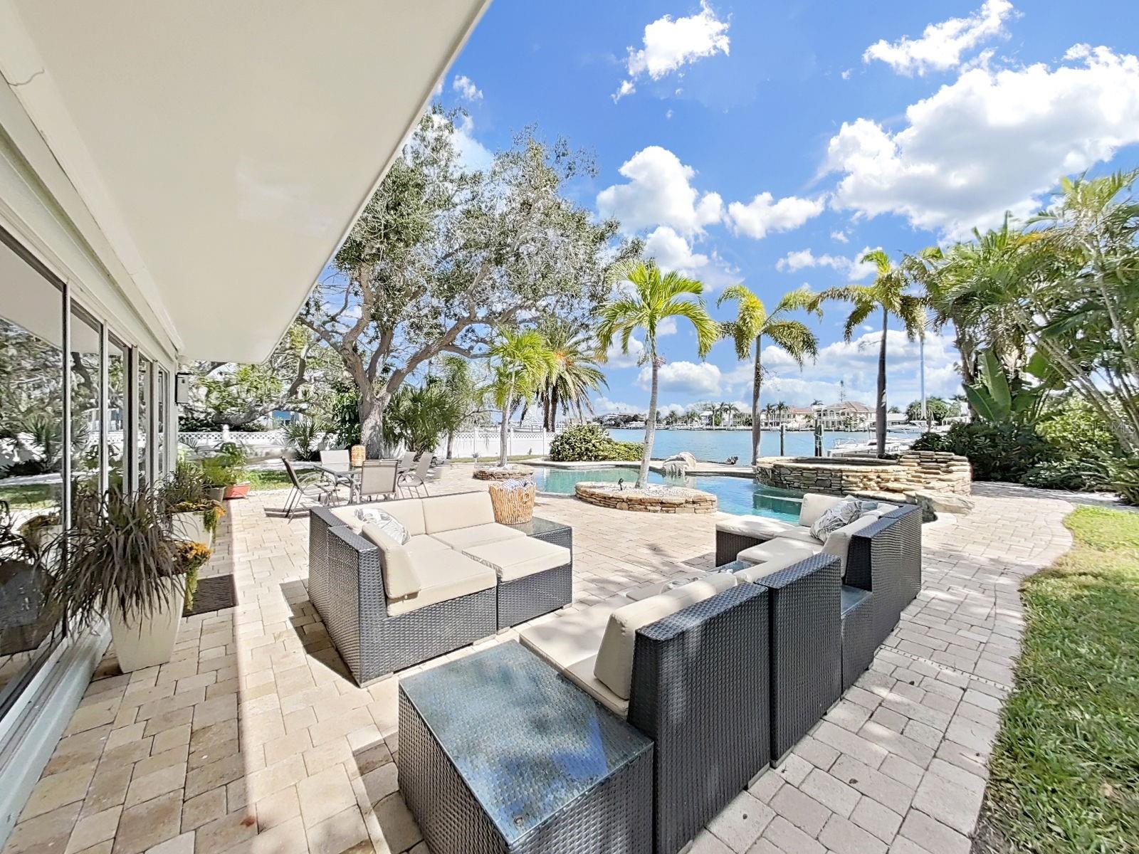 Listing photo id 43 for 339 Bath Club Boulevard S