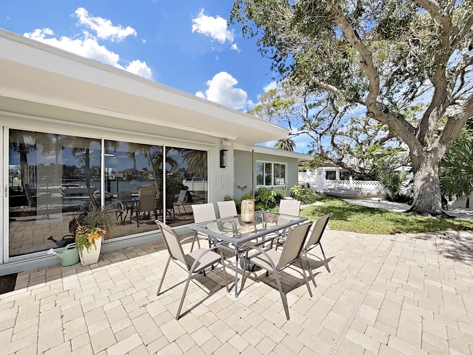 Listing photo id 44 for 339 Bath Club Boulevard S