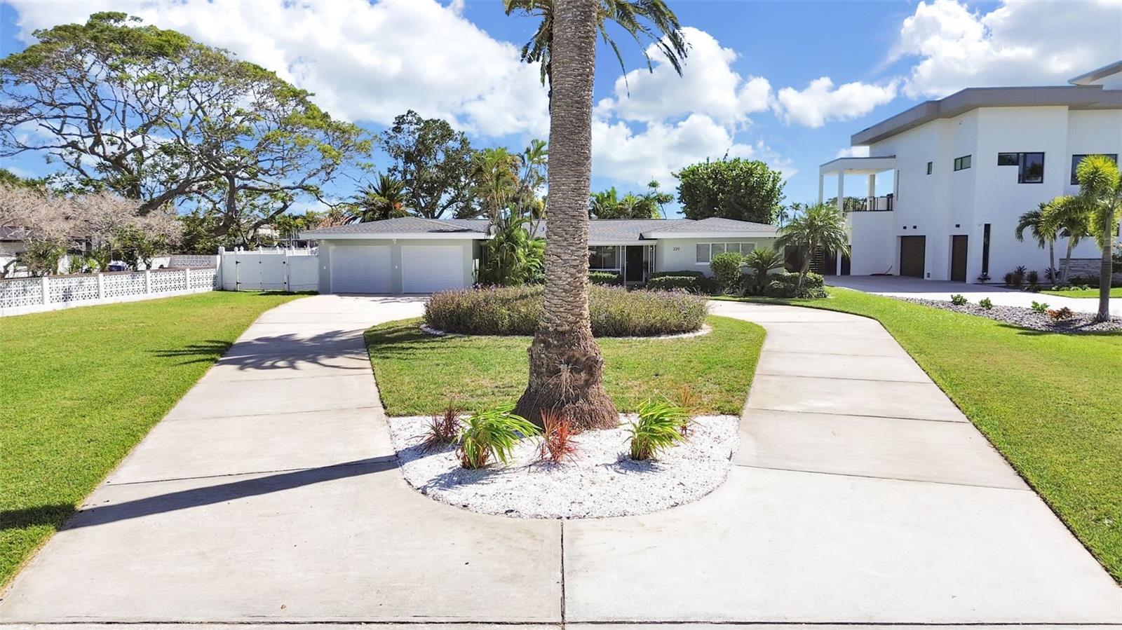 Listing photo id 5 for 339 Bath Club Boulevard S
