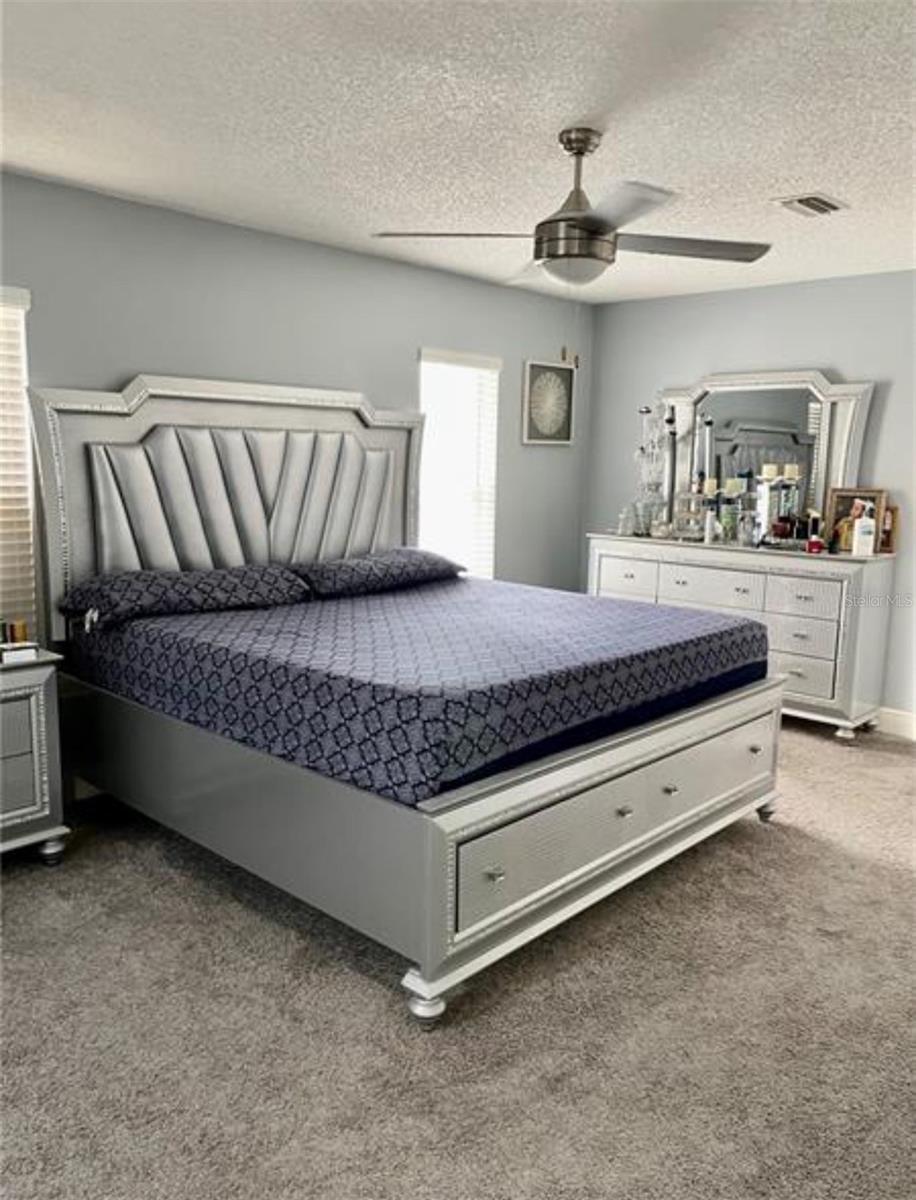 Listing photo id 9 for 6125 Mariner Boulevard