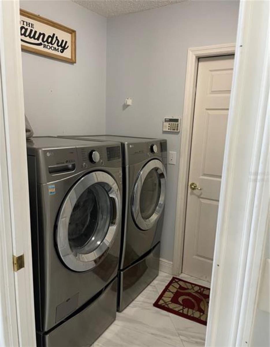 Listing photo id 12 for 6125 Mariner Boulevard