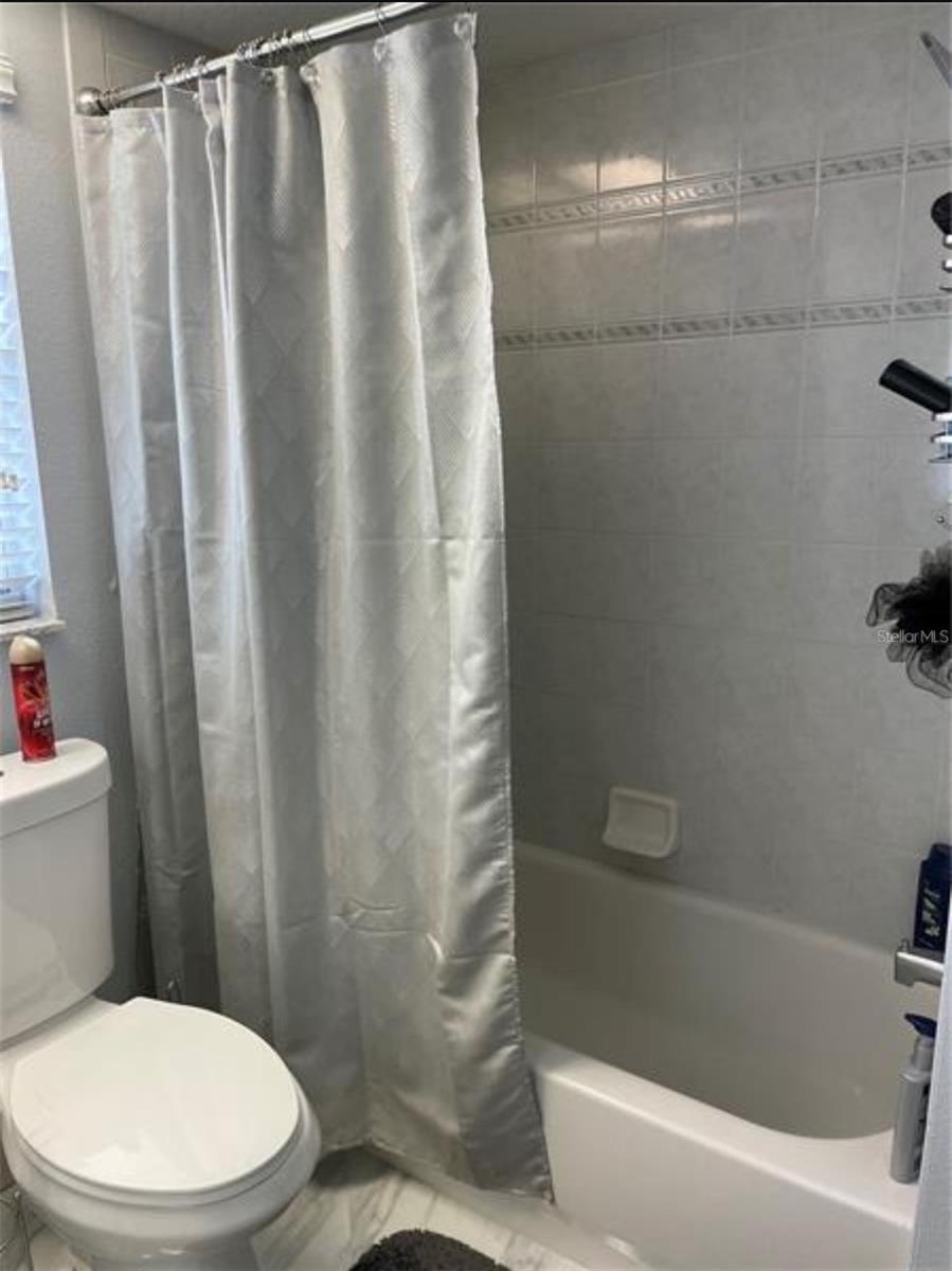 Listing photo id 14 for 6125 Mariner Boulevard