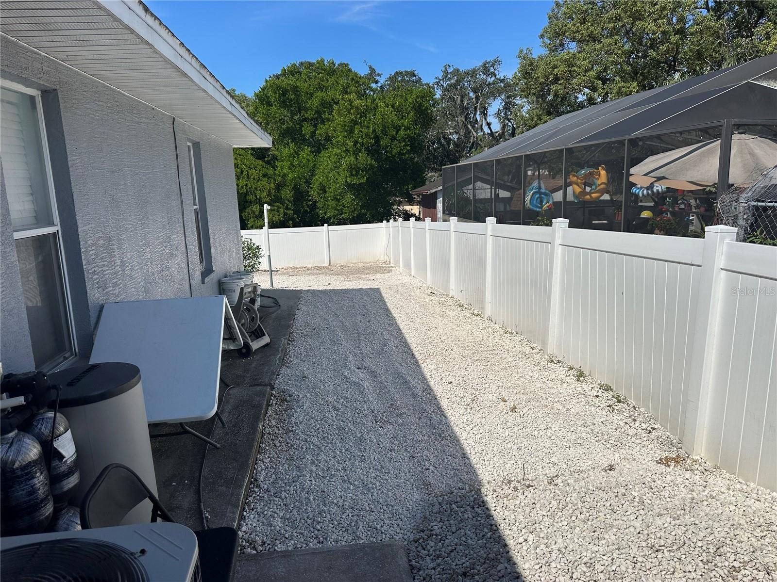 Listing photo id 16 for 6125 Mariner Boulevard