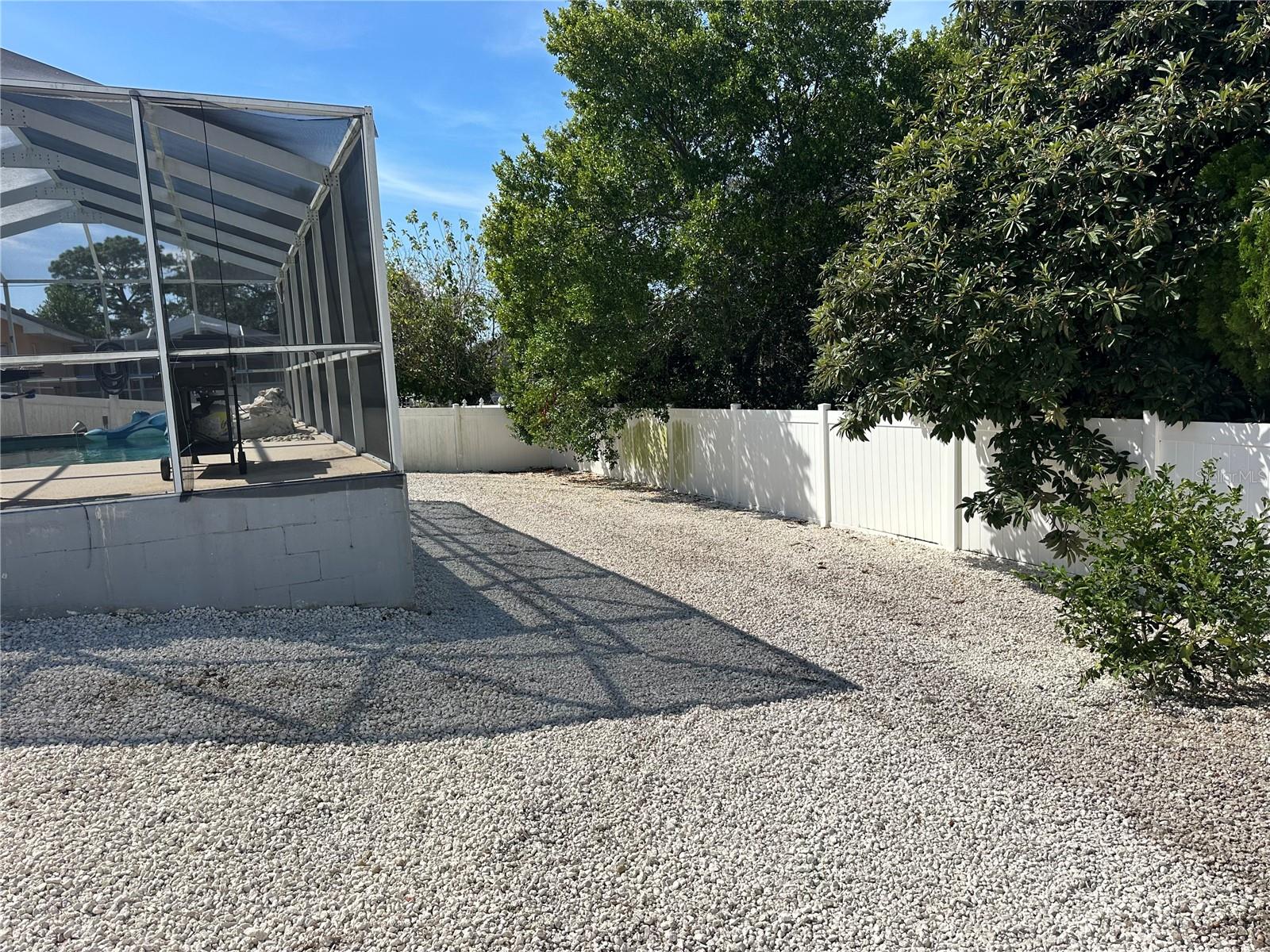 Listing photo id 20 for 6125 Mariner Boulevard