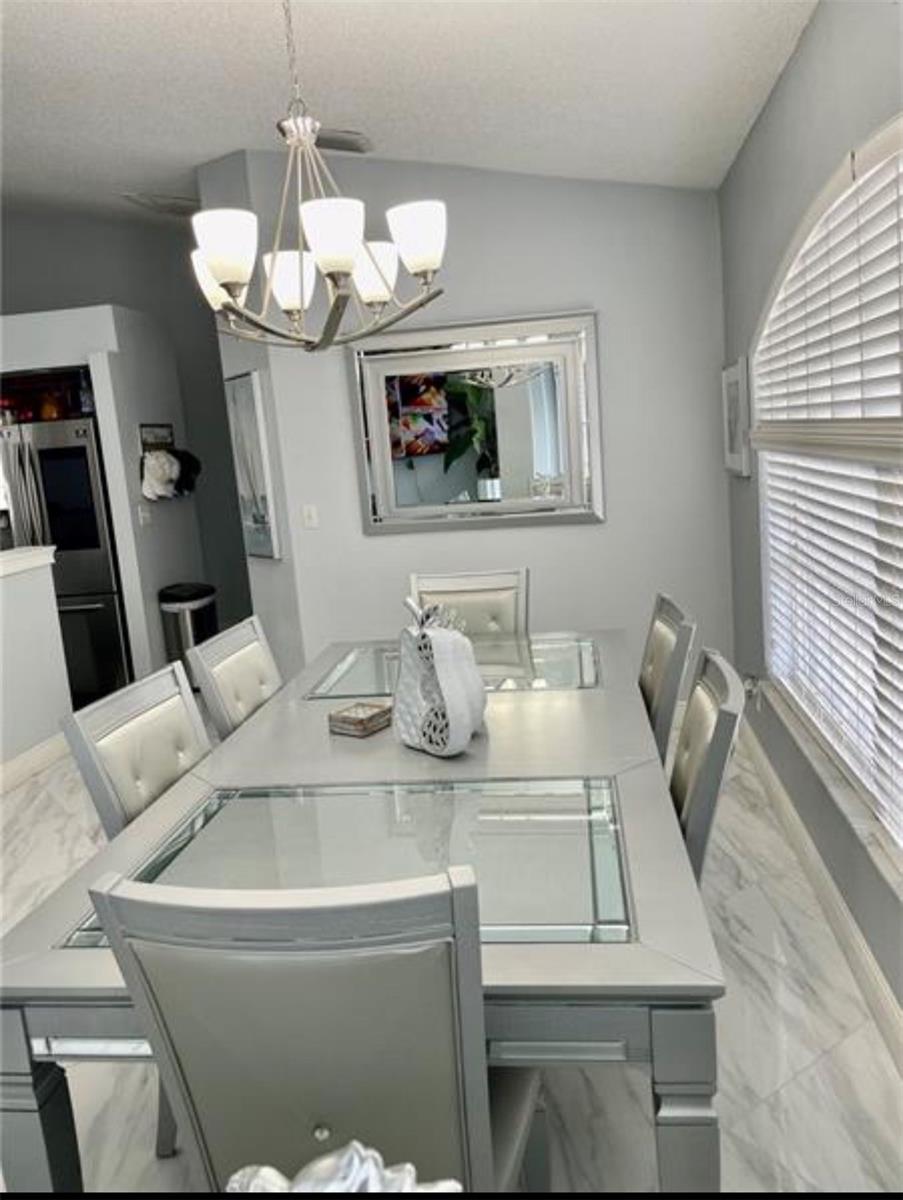 Listing photo id 3 for 6125 Mariner Boulevard