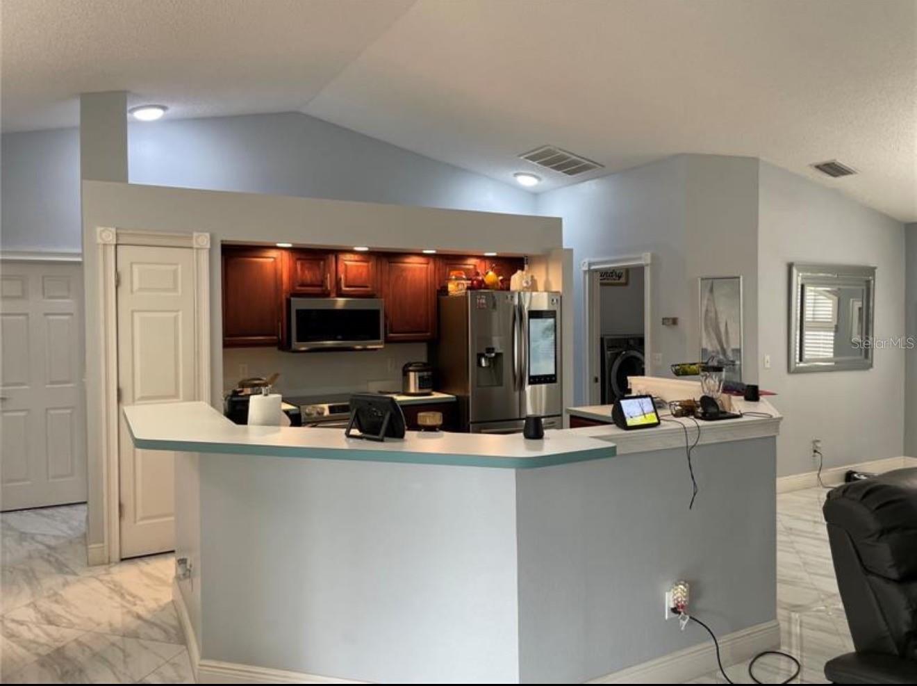 Listing photo id 5 for 6125 Mariner Boulevard