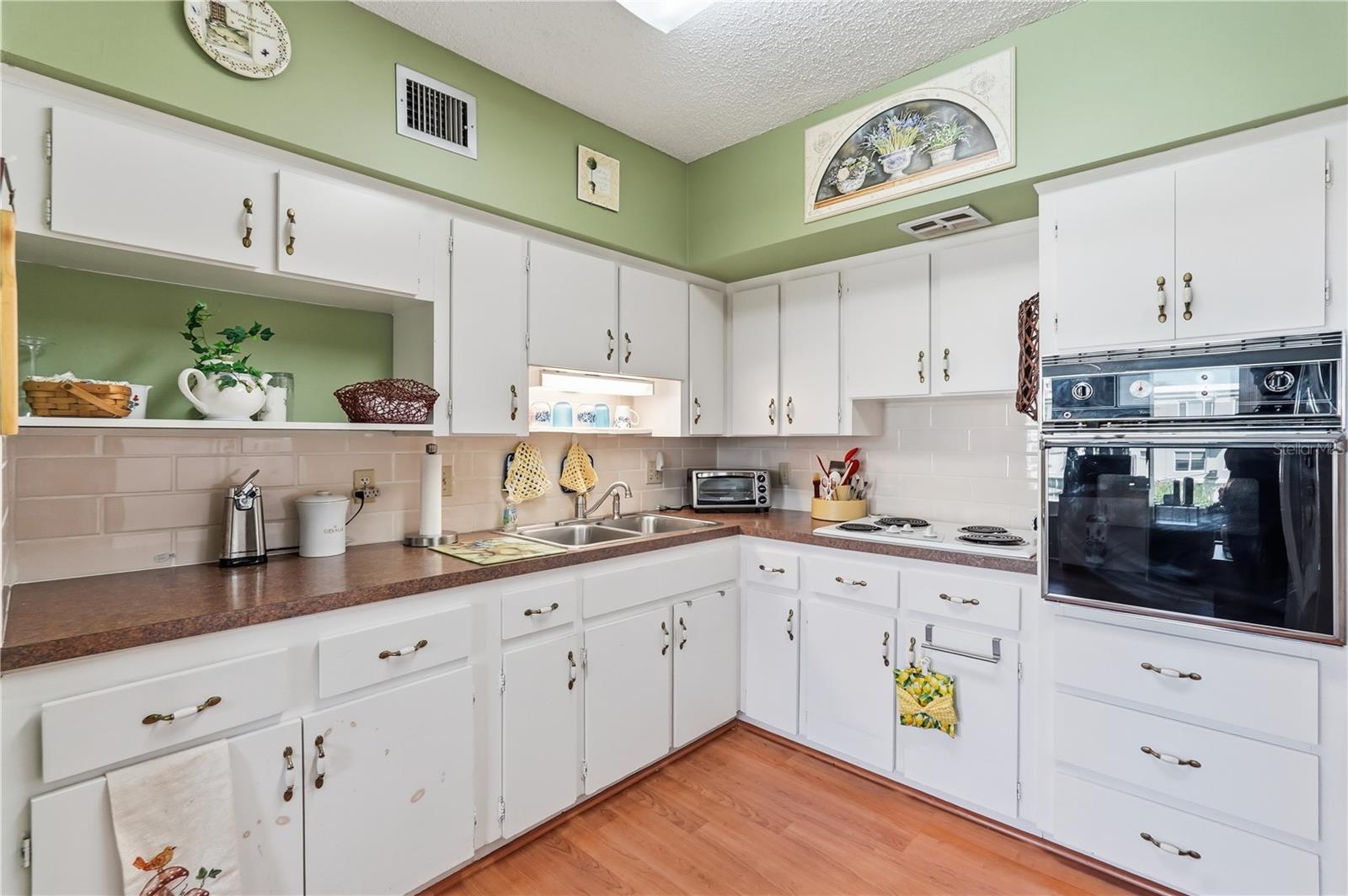 Image 8 of 22 For 2428 Columbia Drive 54