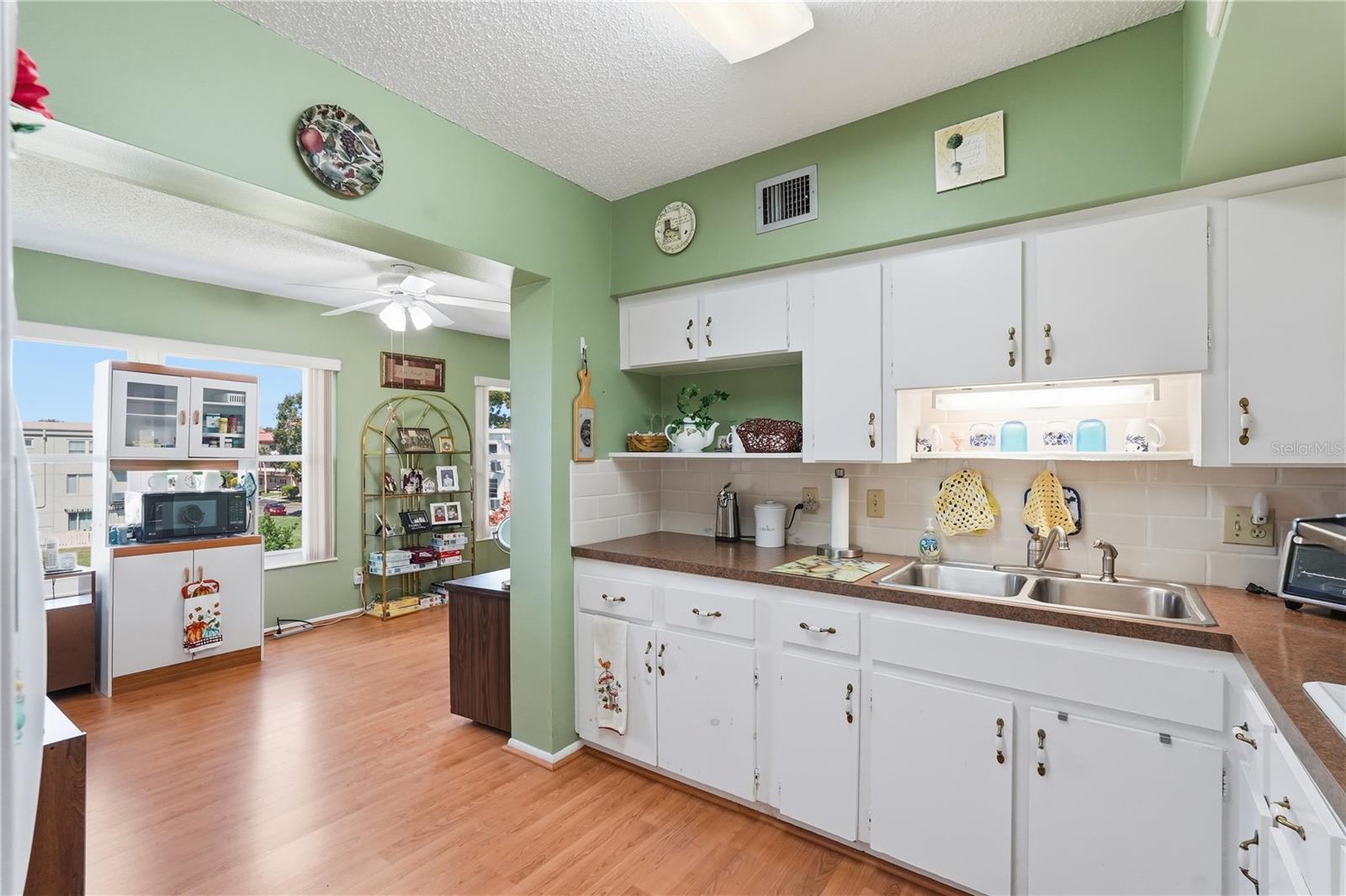 Image 9 of 22 For 2428 Columbia Drive 54