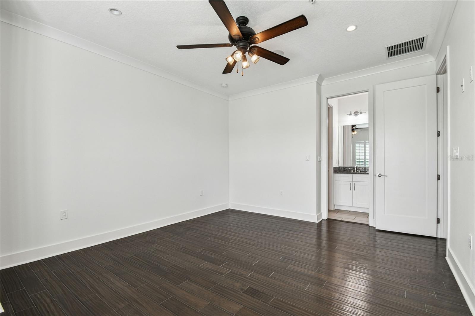 Image 34 of 44 For 946 Highland Avenue 10