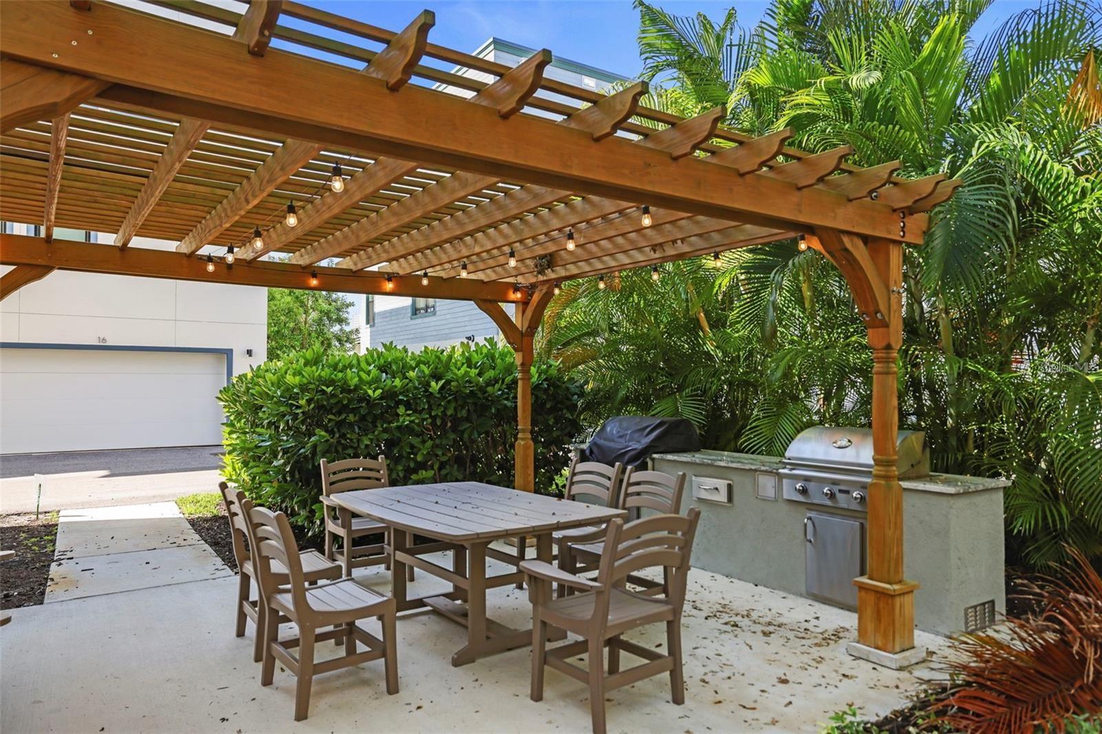 Image 7 of 44 For 946 Highland Avenue 10