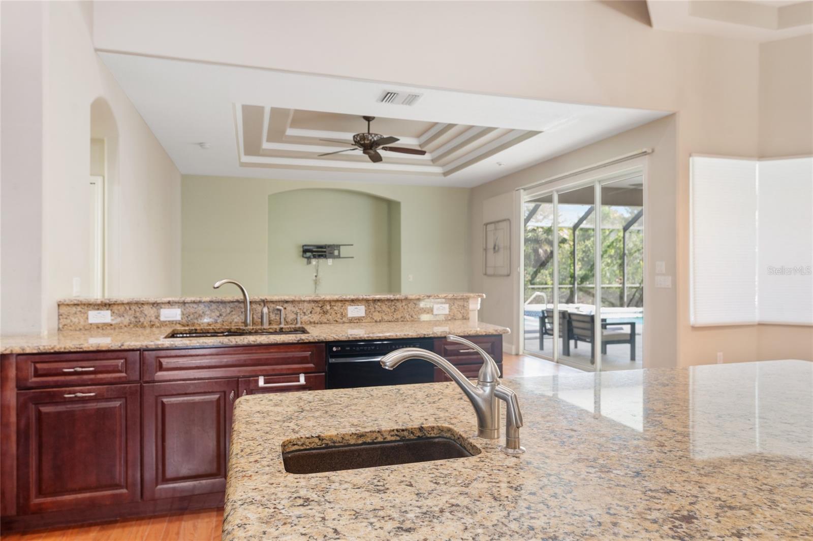 Image 16 of 46 For 15 Old Oak Drive N