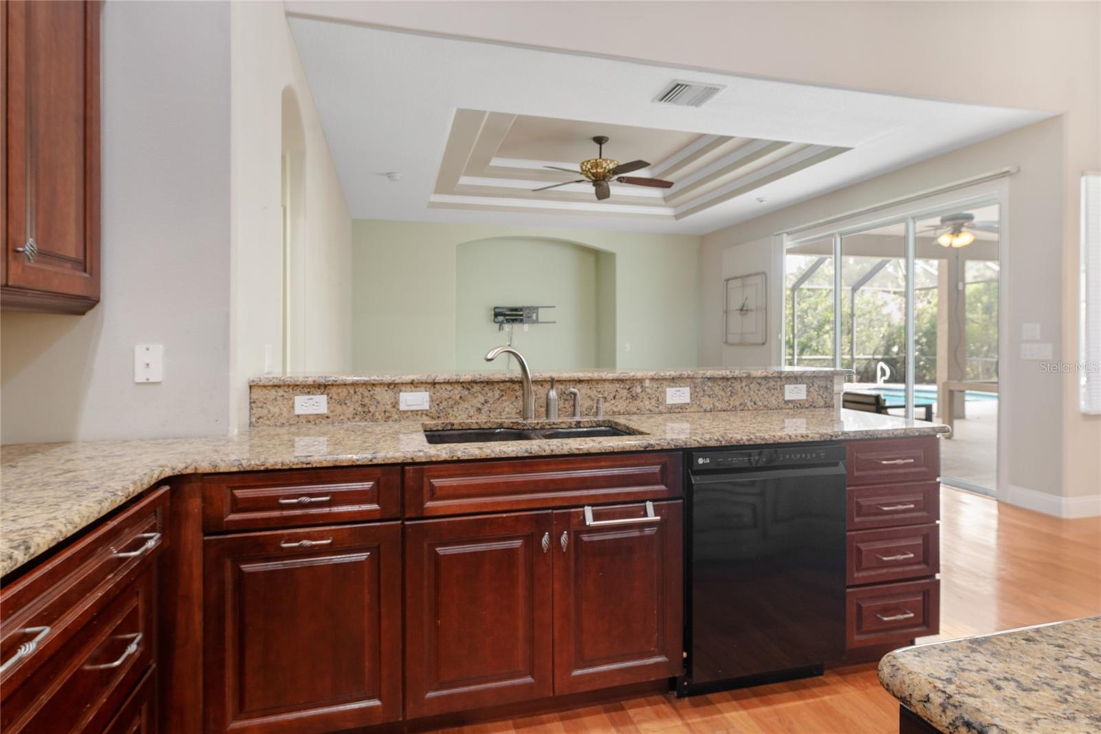 Image 17 of 46 For 15 Old Oak Drive N