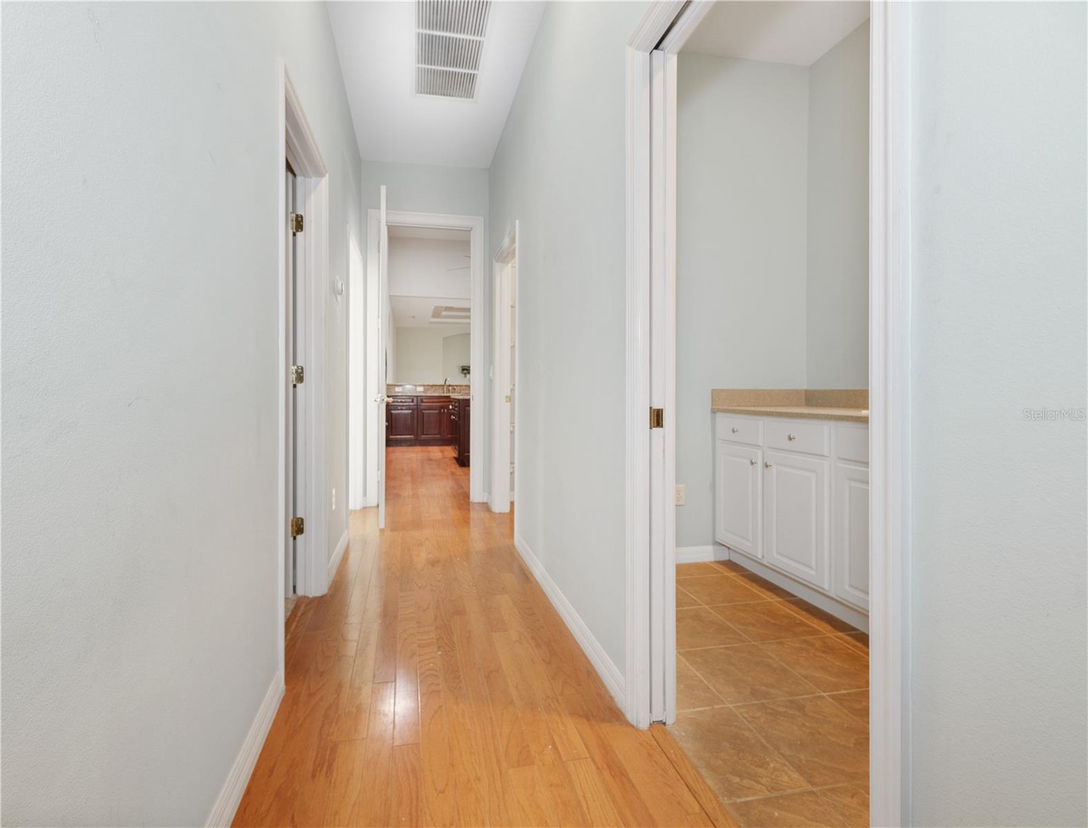 Image 23 of 46 For 15 Old Oak Drive N