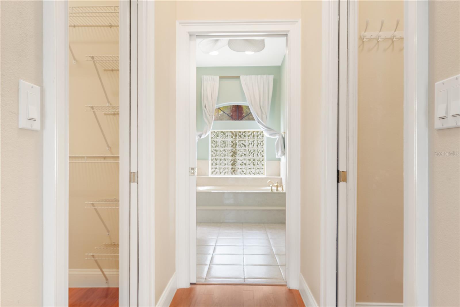 Image 26 of 46 For 15 Old Oak Drive N