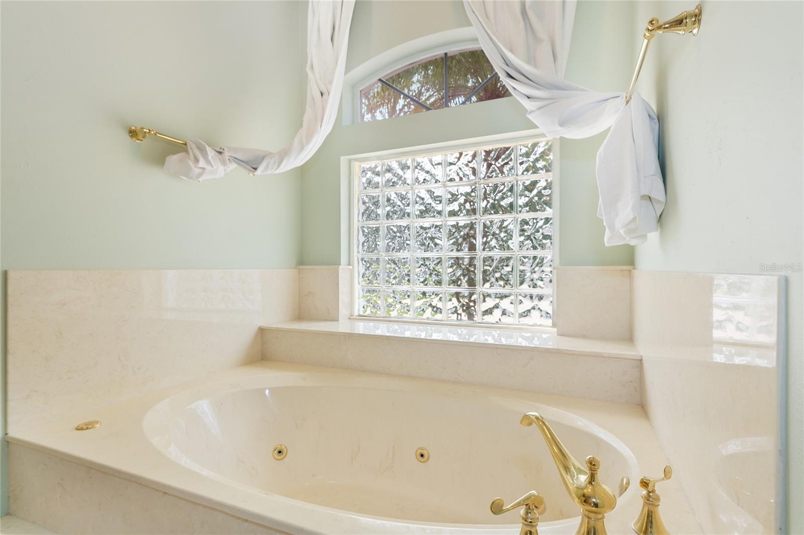 Image 28 of 46 For 15 Old Oak Drive N