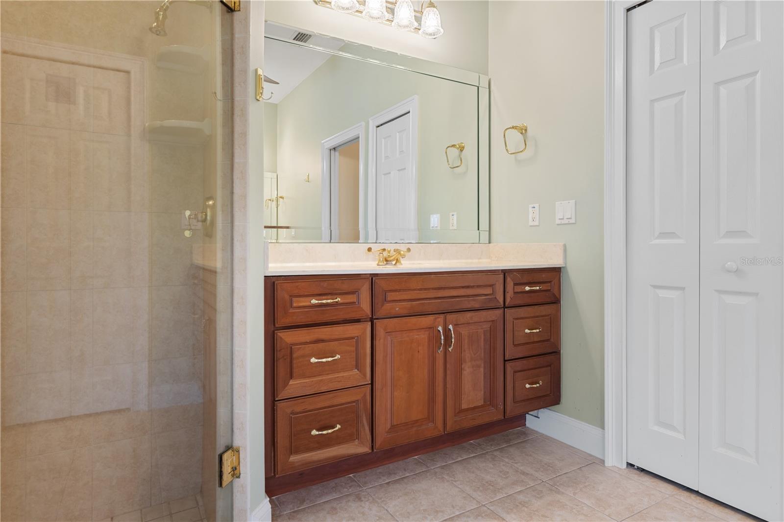 Image 33 of 46 For 15 Old Oak Drive N