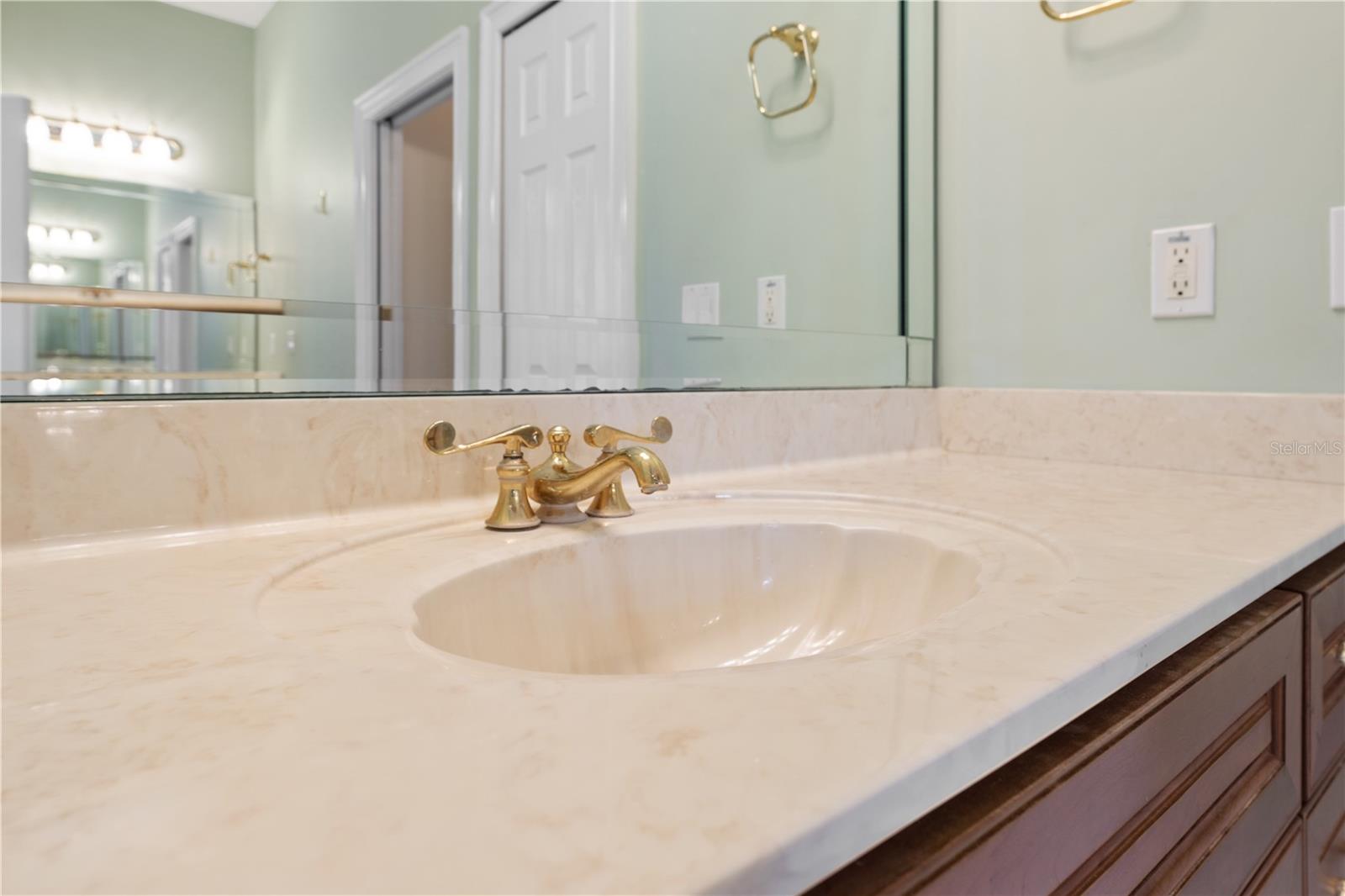 Image 36 of 46 For 15 Old Oak Drive N