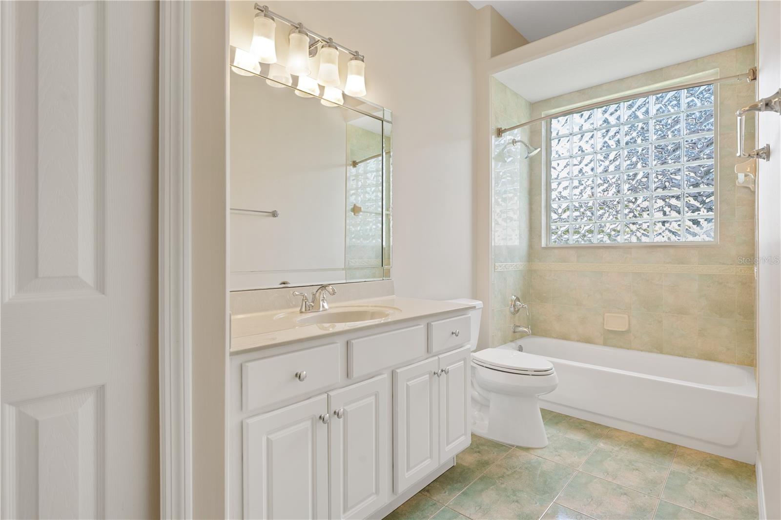 Image 37 of 46 For 15 Old Oak Drive N