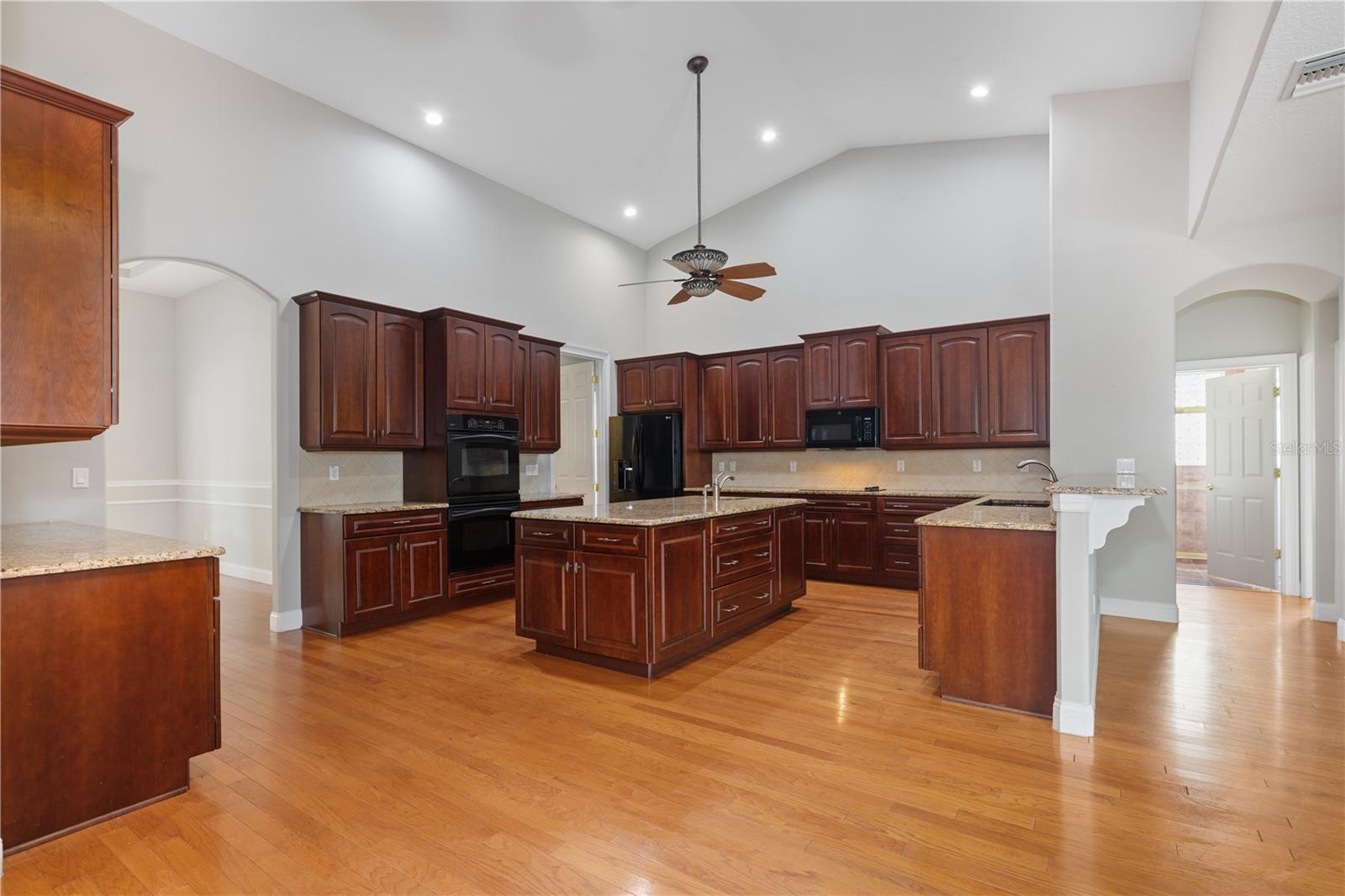 Image 9 of 46 For 15 Old Oak Drive N