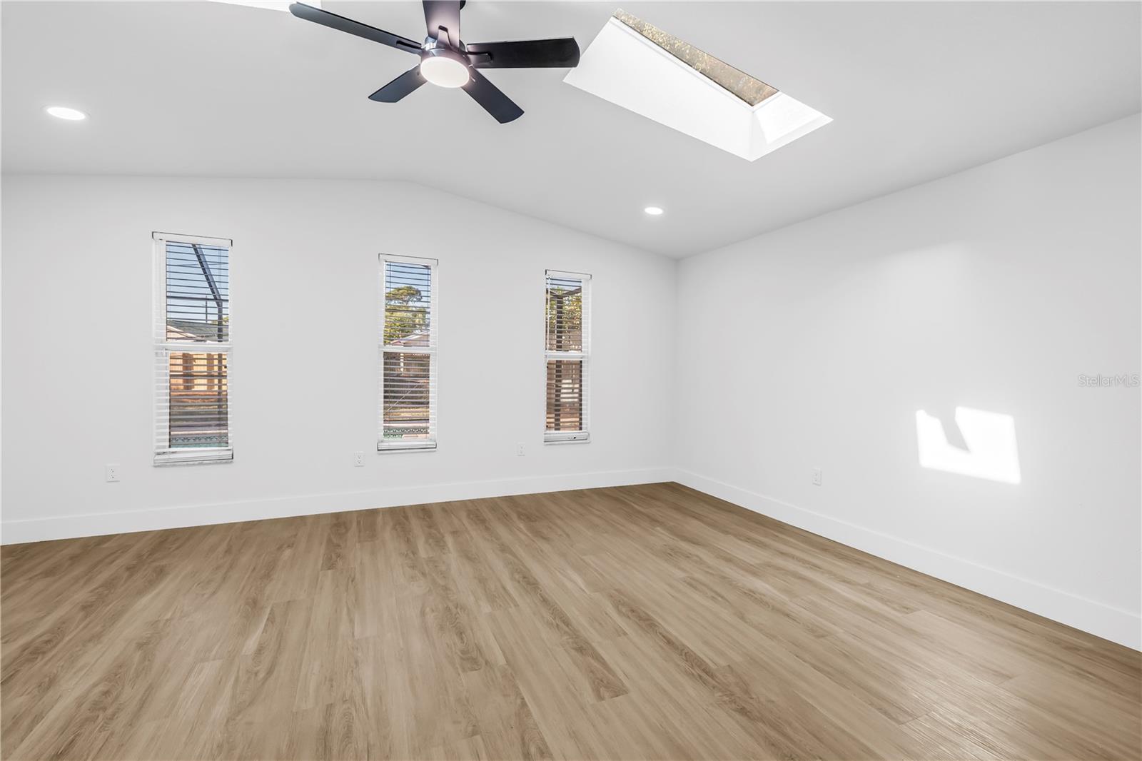 Image 33 of 51 For 9085 Leisure Lane N