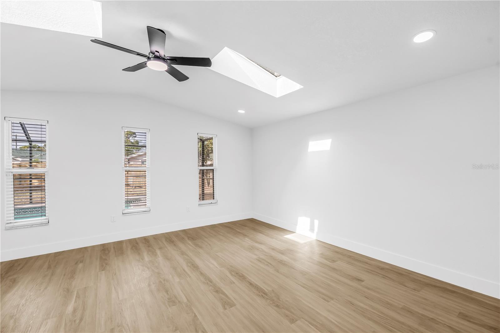 Image 43 of 51 For 9085 Leisure Lane N