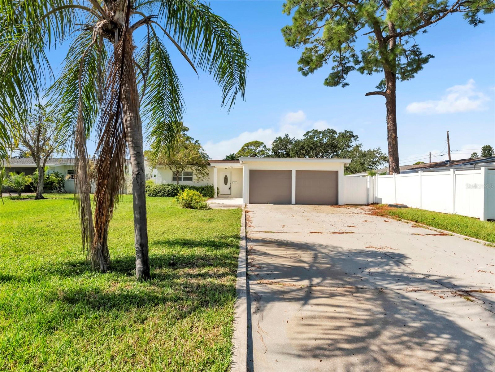 Image 3 of 26 For 4870 Venetian Boulevard Ne