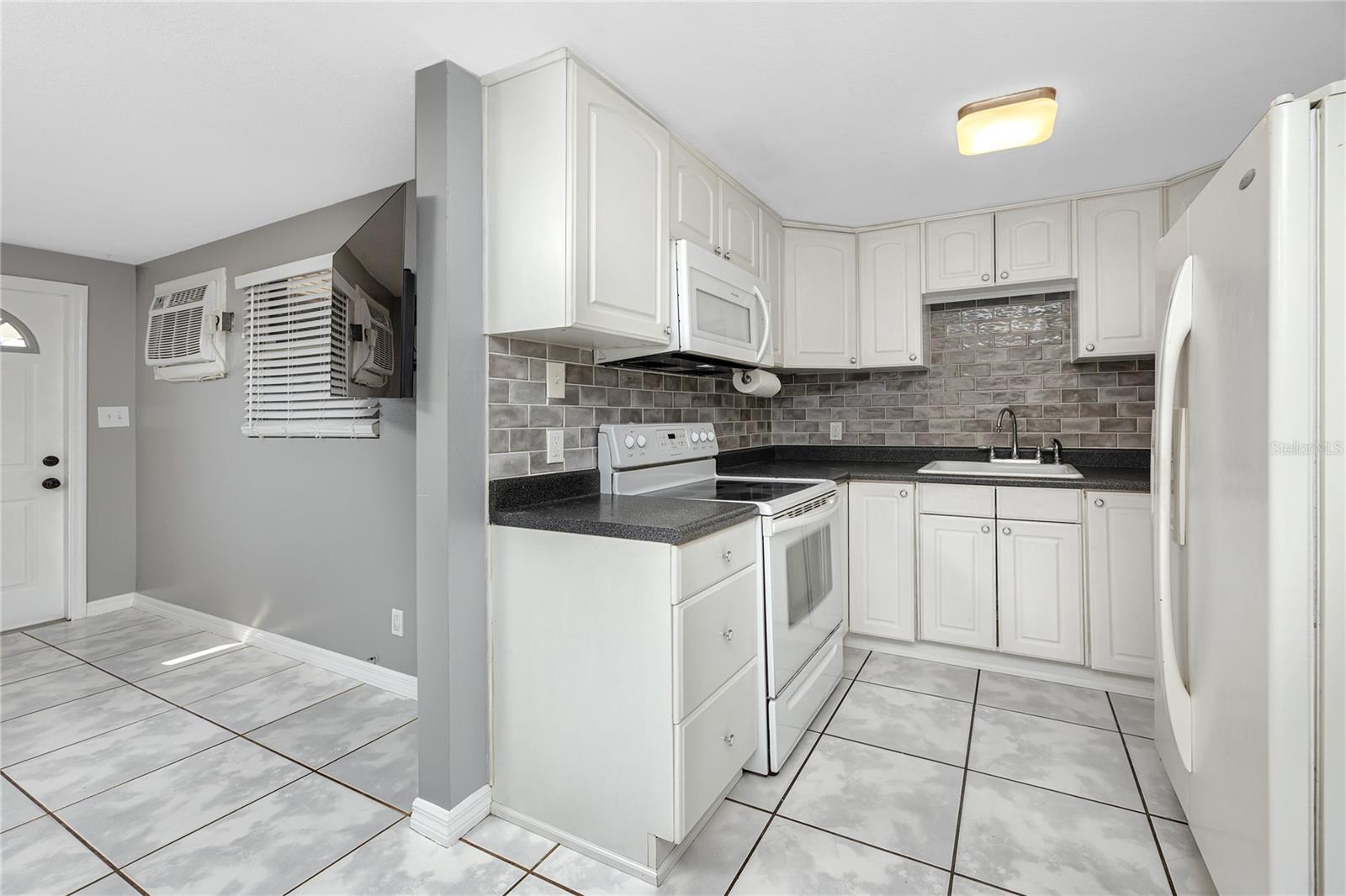 Image 11 of 35 For 10595 118th Avenue