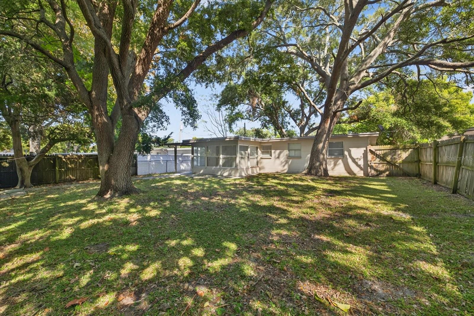 Image 23 of 33 For 11015 Martha Avenue