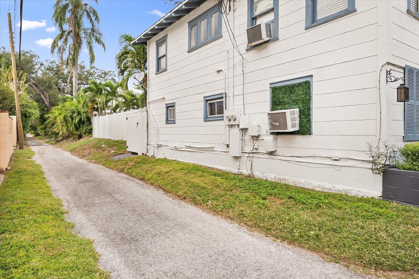 Image 33 of 60 For 2402 Ridgewood Avenue