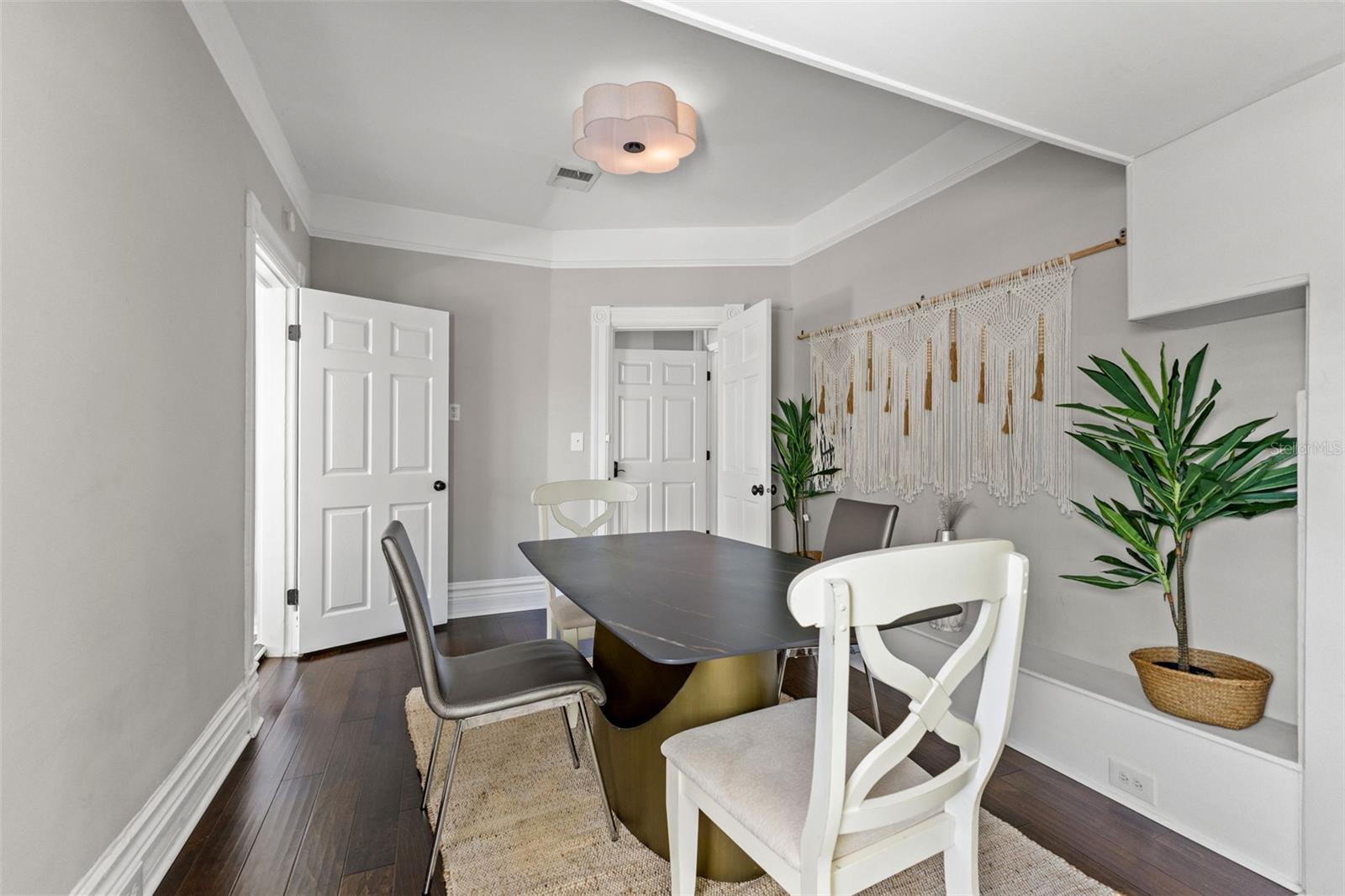 Image 13 of 72 For 609 Azeele Street