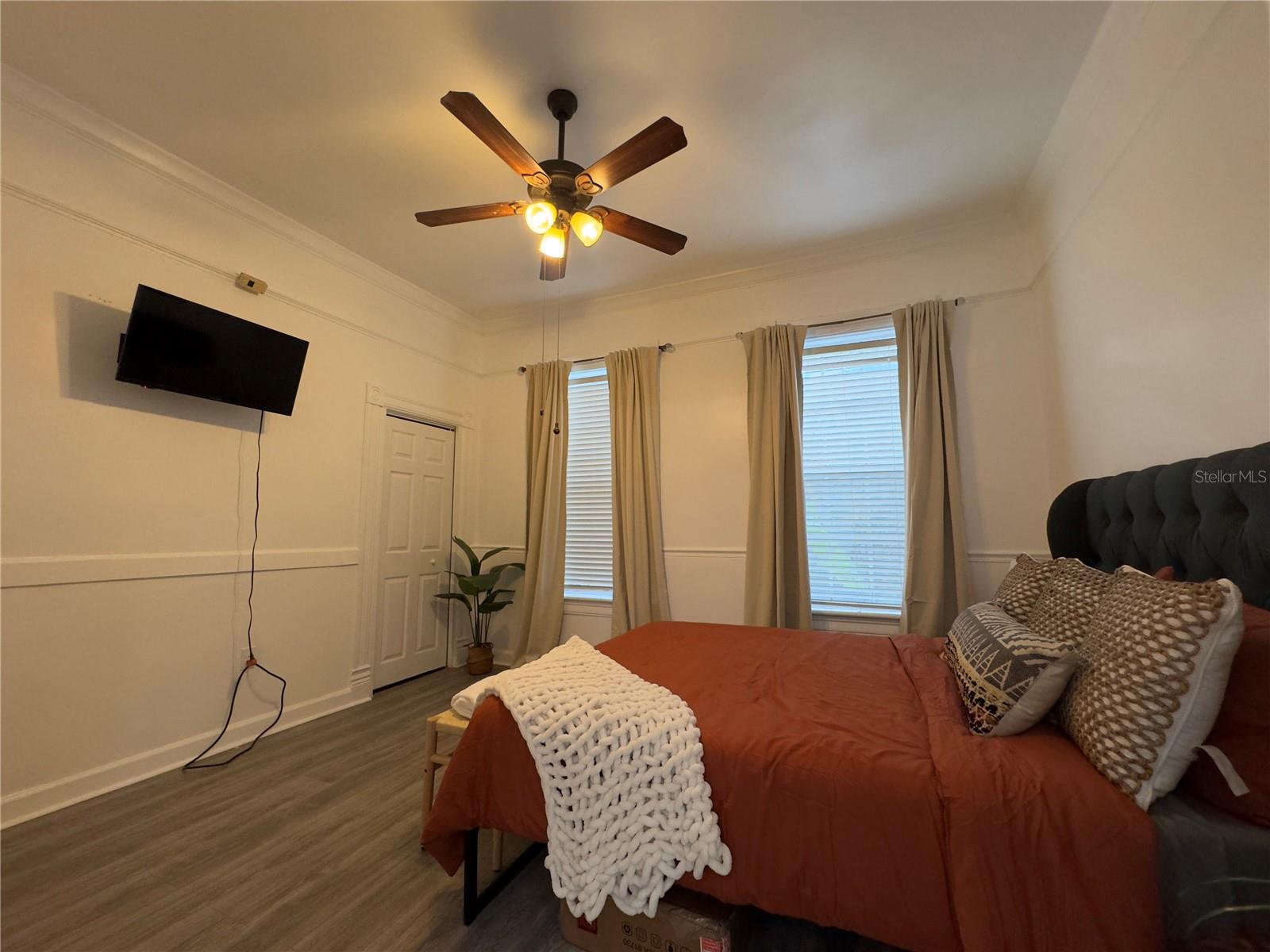 Image 36 of 72 For 609 Azeele Street