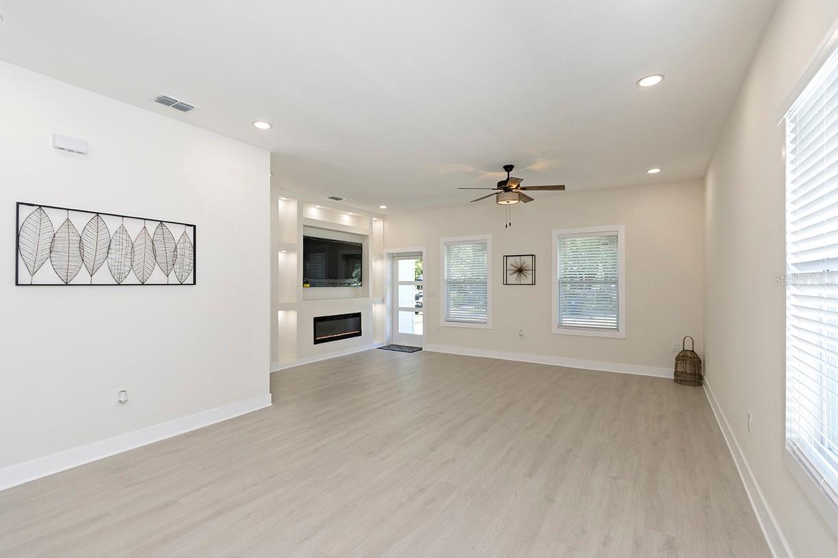 Image 2 of 38 For 8103 Klondyke Street