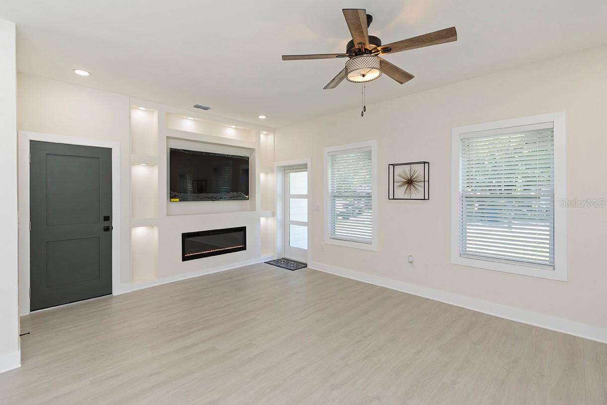 Image 3 of 38 For 8103 Klondyke Street
