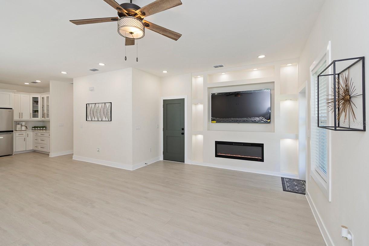Image 4 of 38 For 8103 Klondyke Street