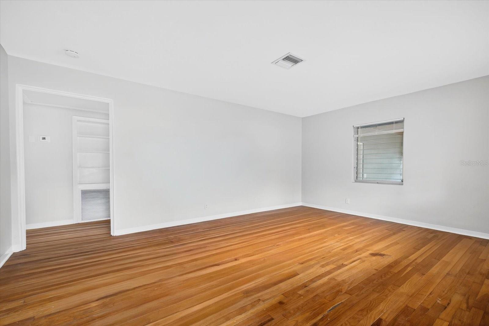 Image 13 of 35 For 318 Carey Place