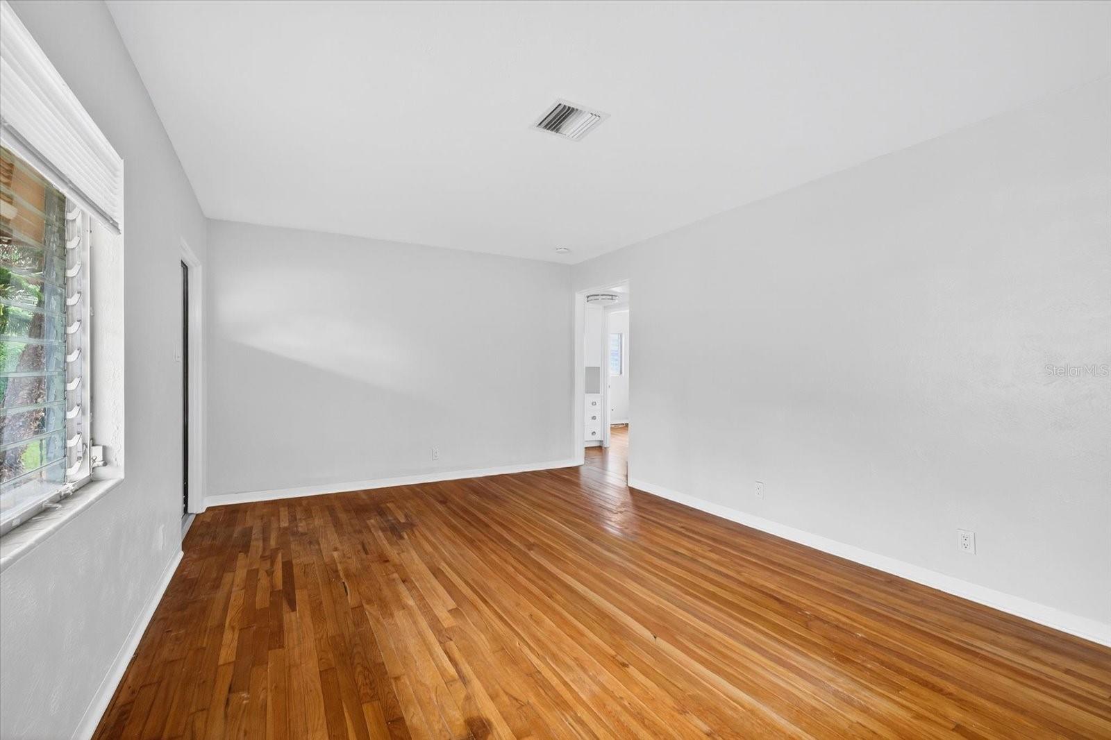 Image 18 of 35 For 318 Carey Place