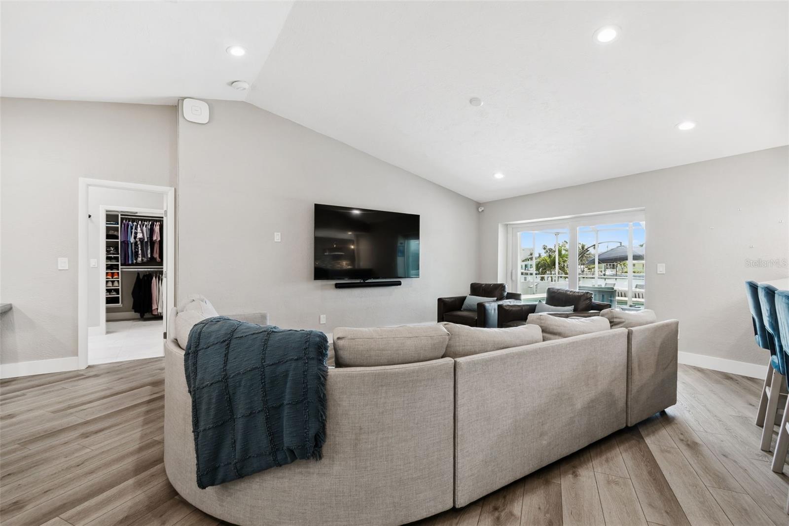 Listing photo id 18 for 320 Belle Isle Avenue