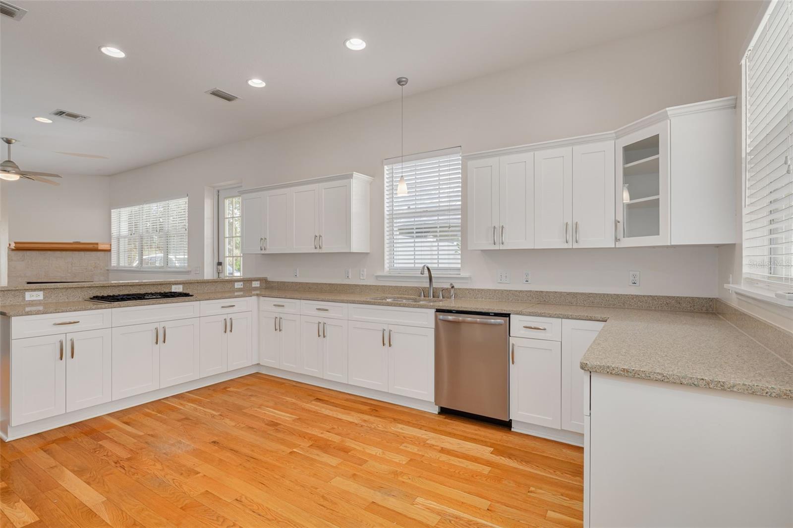 Image 10 of 38 For 859 23rd Avenue N